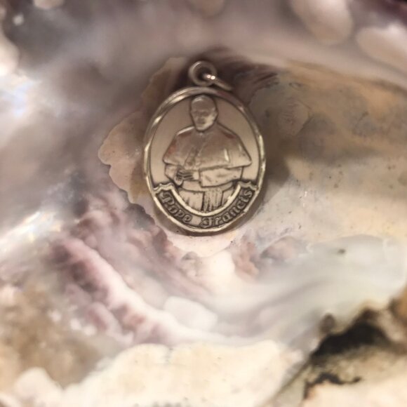New Sterling Silver Pope Francis Oval Pendant - Picture 1 of 5